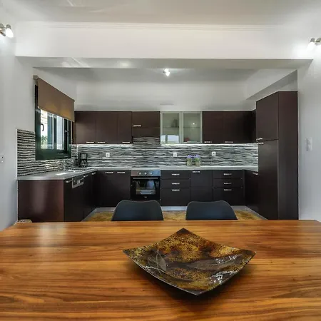 Alonaki Apartment *