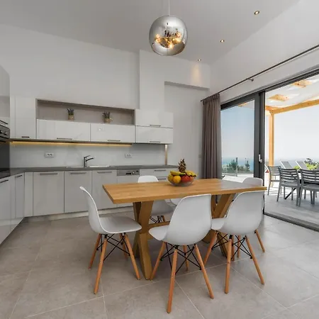 Alonaki Apartment *