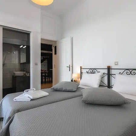 Alonaki Apartment *