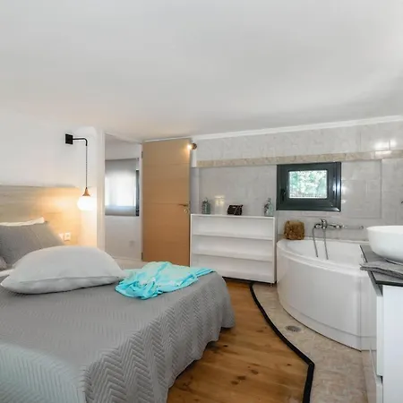 Alonaki Apartment *