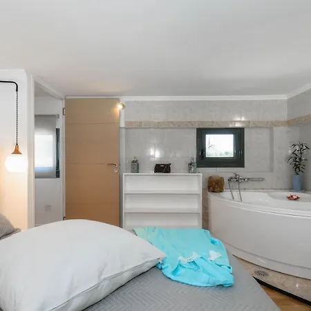 Alonaki Apartment